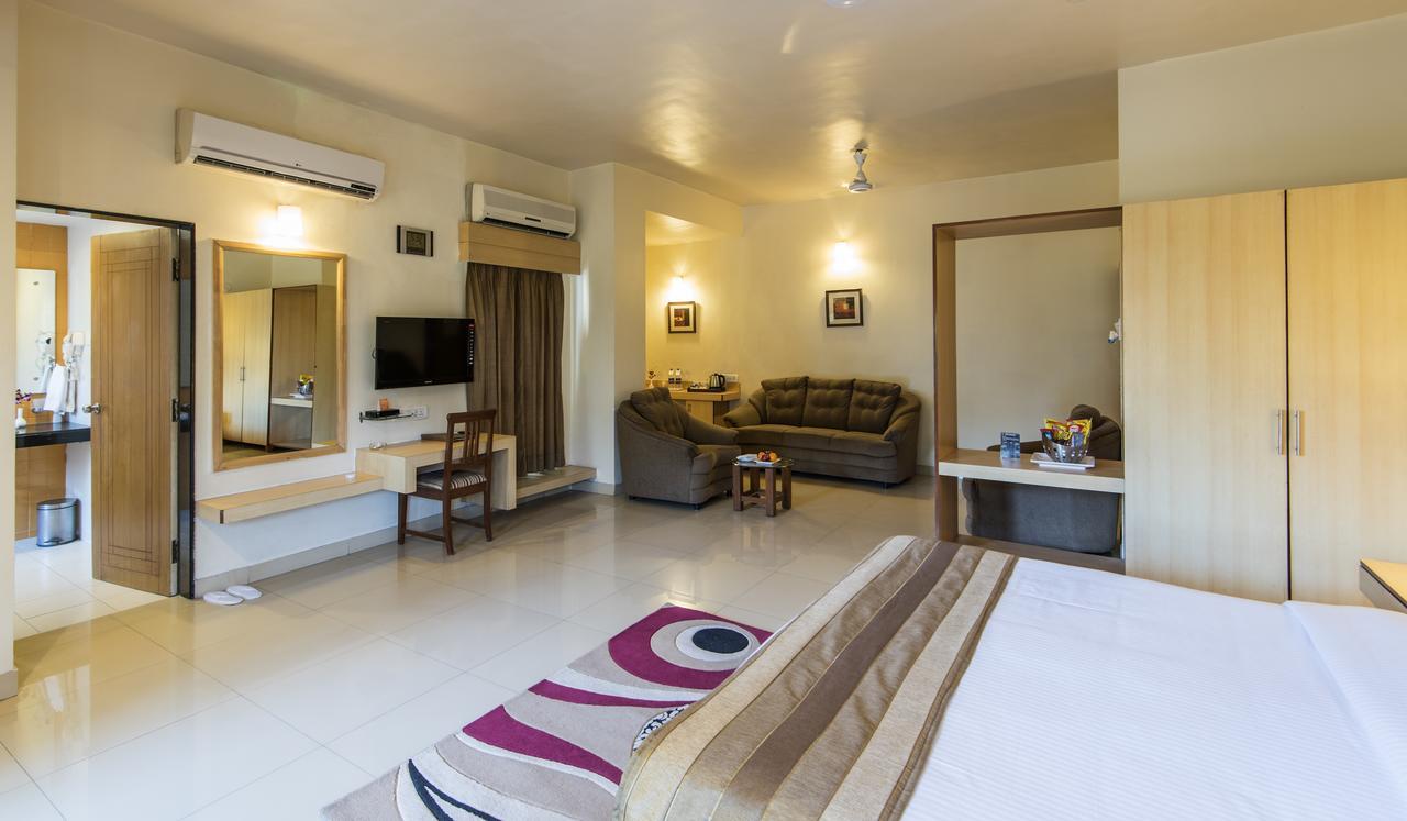 Hotel Phoenix Koregaon Park Pune Exteriör bild