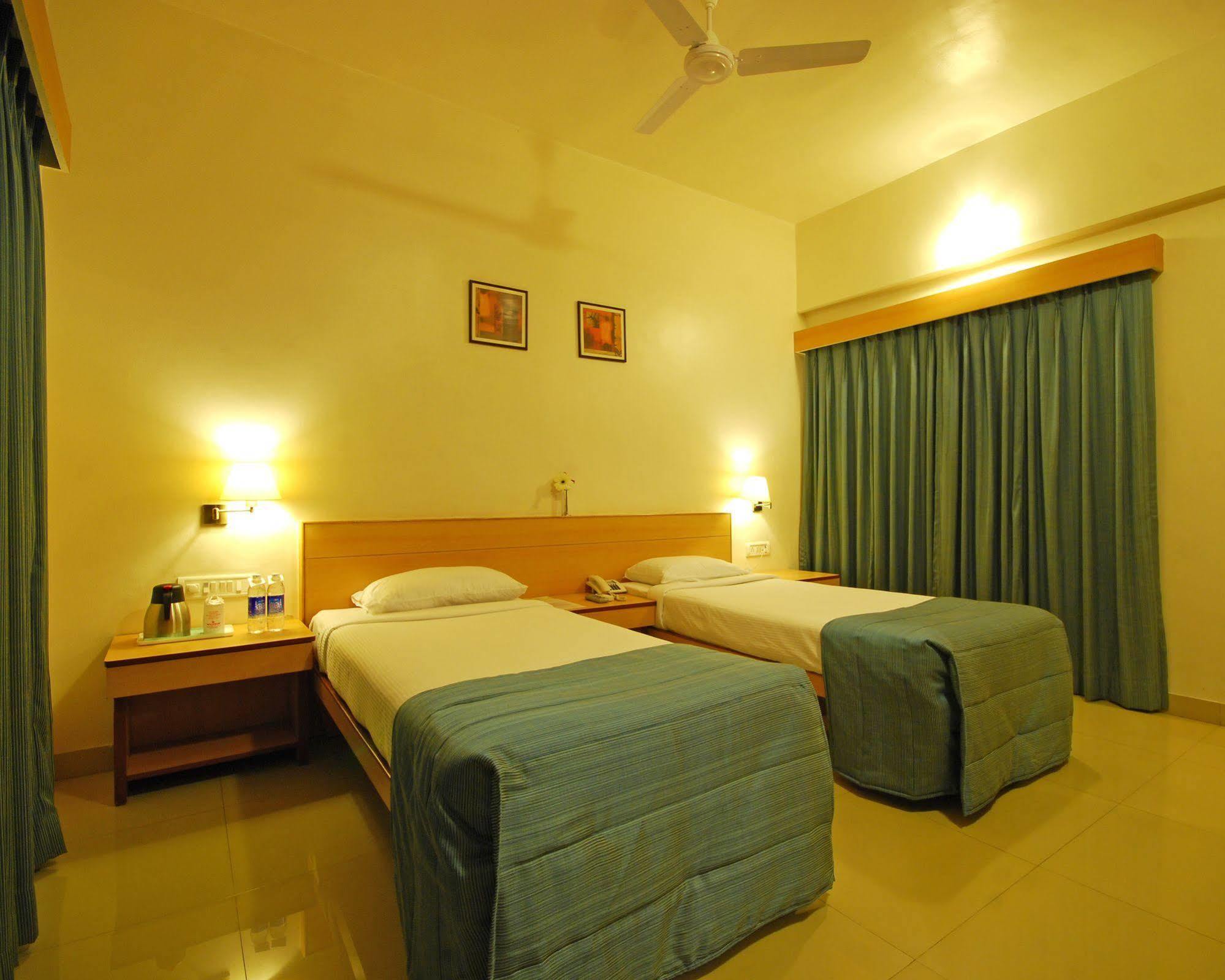 Hotel Phoenix Koregaon Park Pune Exteriör bild