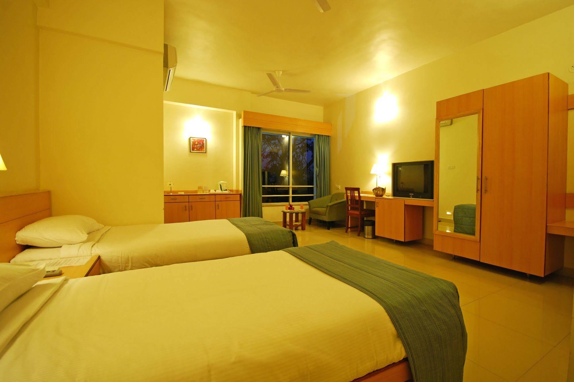 Hotel Phoenix Koregaon Park Pune Exteriör bild