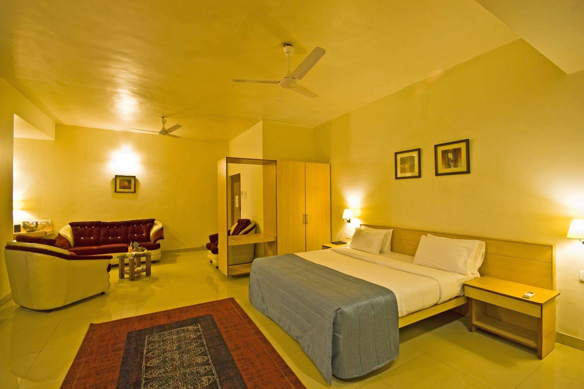Hotel Phoenix Koregaon Park Pune Exteriör bild