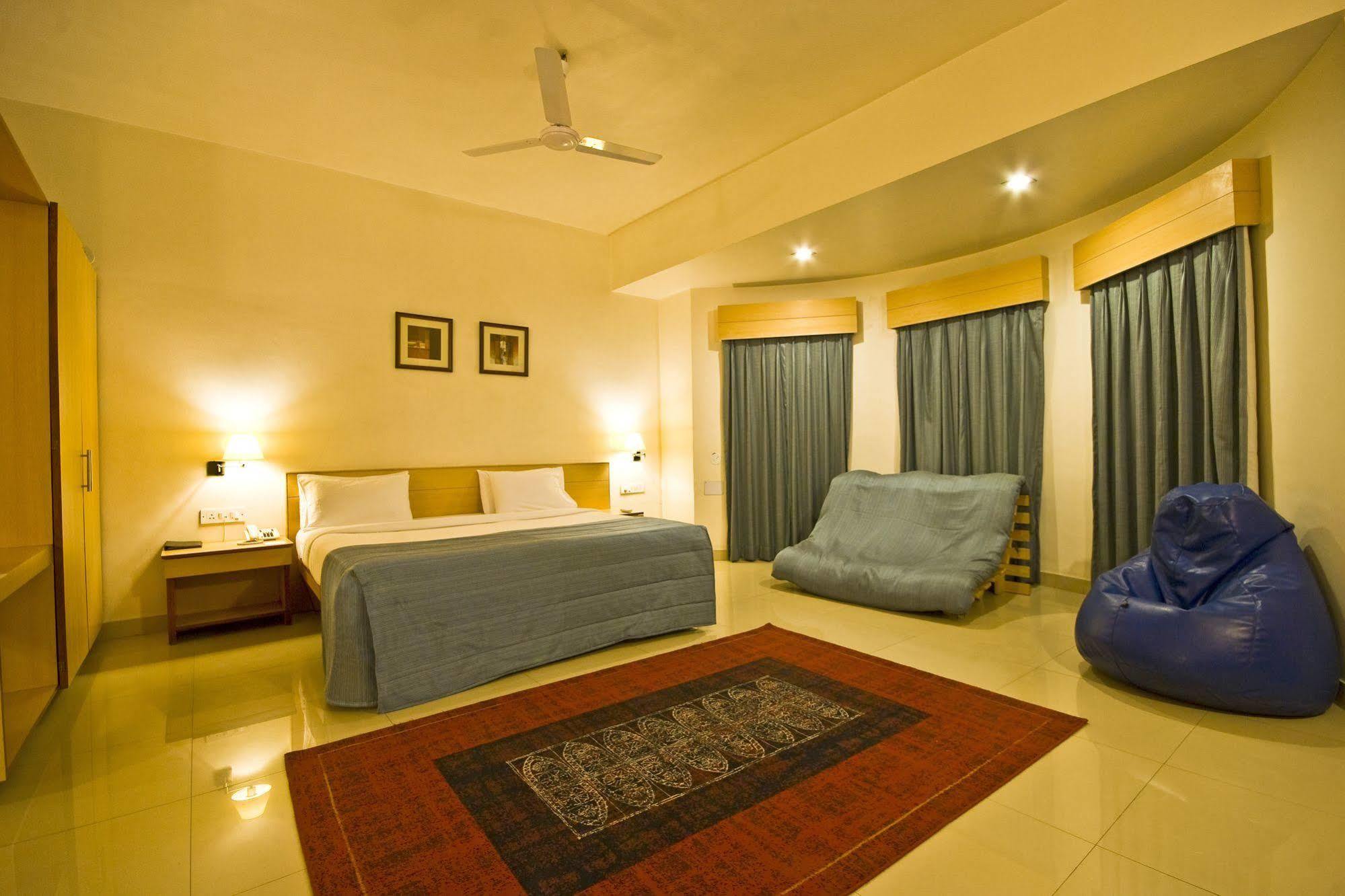 Hotel Phoenix Koregaon Park Pune Exteriör bild